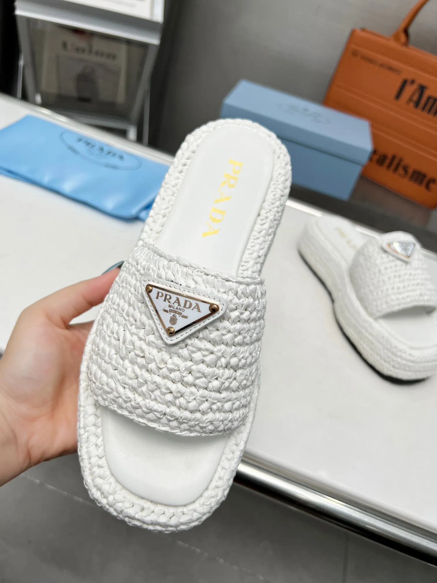 👟👟Ex-factory price 420👟👟 Women's Shoes Women's Clothing Prada's new woven shoes and straw slippers! This year's popular straw series, lazy people's must-have slippers, look so good on your feet! ●Material: original uniform grass weave ●Inner padding: sheepskin lining ●Outsole: rubber outsole ●Number of yards: 35～40 (40 41 customized)